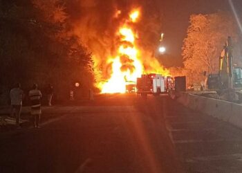 Carreta pega fogo e interdita a Serra das Araras, na Via Dutra, em Piraí