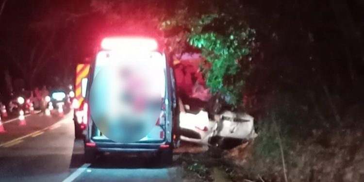 VÍDEO: Dois carros capotam e mulher fica ferida durante acidente em Paraty