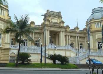 Governo do RJ anuncia concursos públicos para a Saúde, PM, PGE-RJ e INEA com mais de 390 vagas