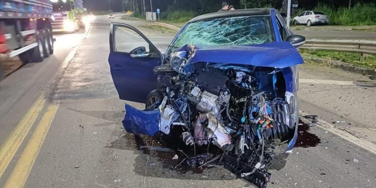 Acidente entre carro e carreta deixa três homens feridos na BR-393, entre Mendes e Vassouras